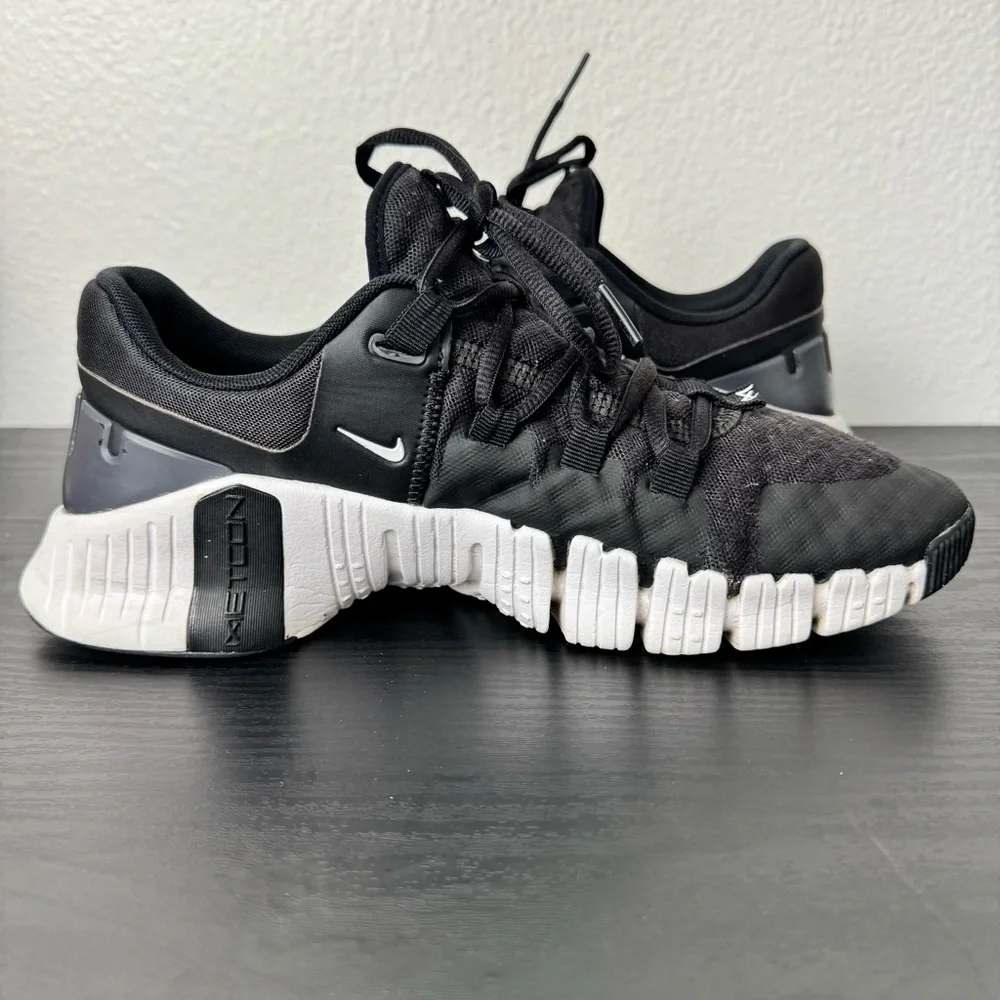Nike Free Metcon 5 shoes Black and White Size 10